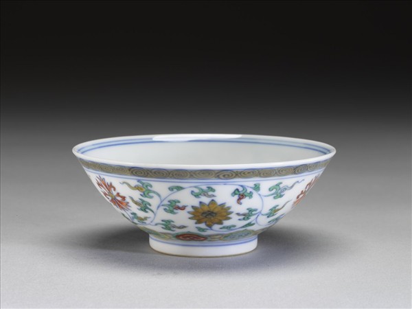 鬥彩纏枝花卉紋杯