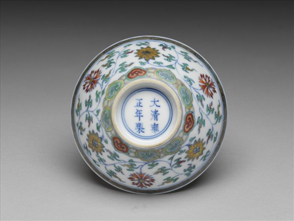 鬥彩纏枝花卉紋杯