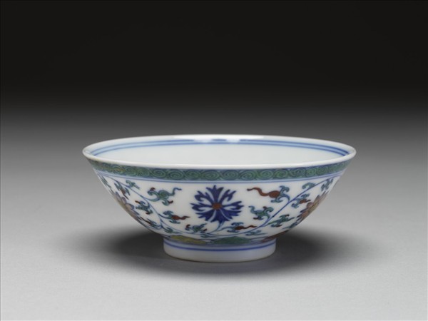 鬥彩纏枝花卉紋杯