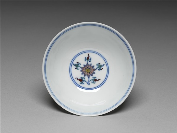 鬥彩纏枝花卉紋杯