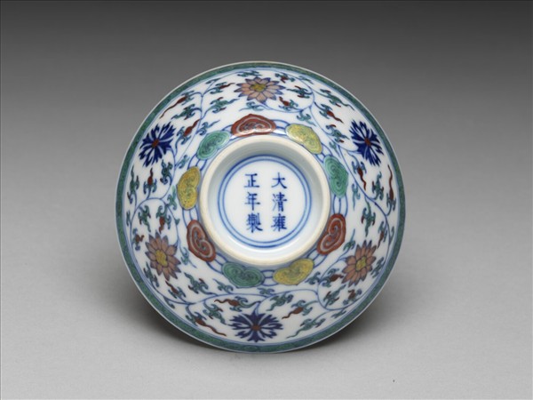 鬥彩纏枝花卉紋杯