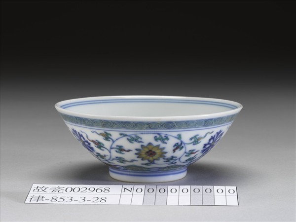 鬥彩纏枝花卉紋杯