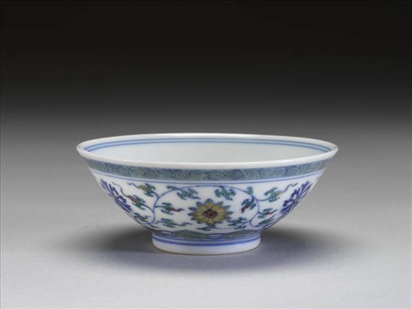 鬥彩纏枝花卉紋杯