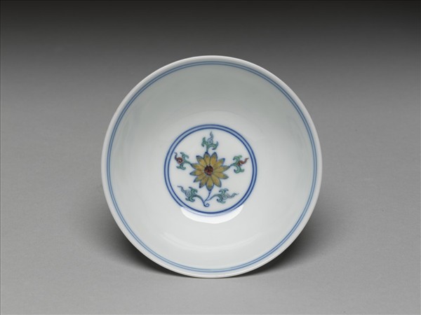 鬥彩纏枝花卉紋杯