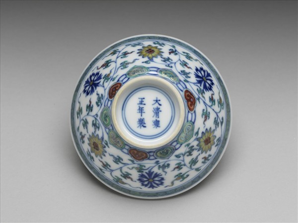 鬥彩纏枝花卉紋杯