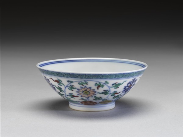 鬥彩纏枝花卉紋杯