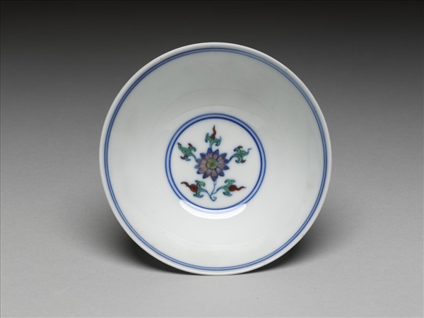 鬥彩纏枝花卉紋杯