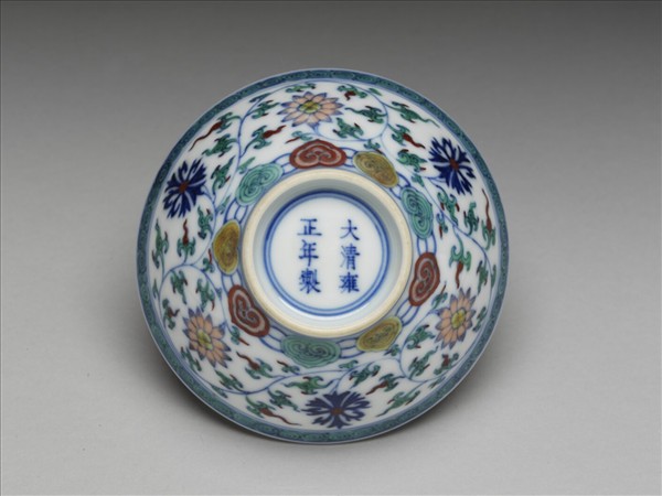 鬥彩纏枝花卉紋杯