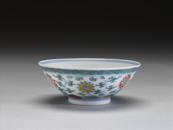 鬥彩纏枝花卉紋杯