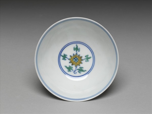 鬥彩纏枝花卉紋杯