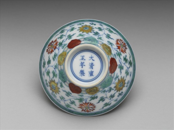 鬥彩纏枝花卉紋杯