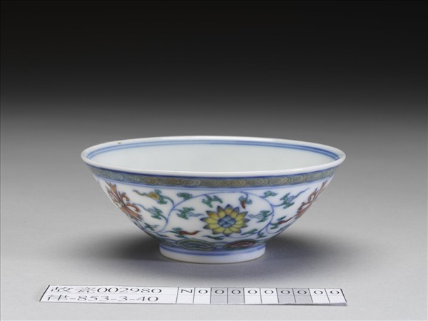 鬥彩纏枝花卉紋杯