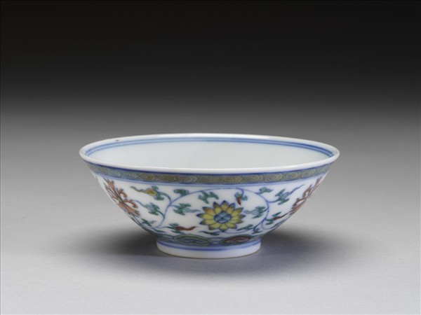 鬥彩纏枝花卉紋杯