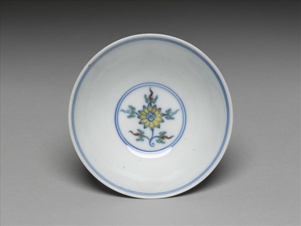 鬥彩纏枝花卉紋杯