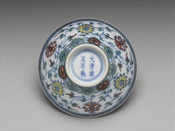 鬥彩纏枝花卉紋杯