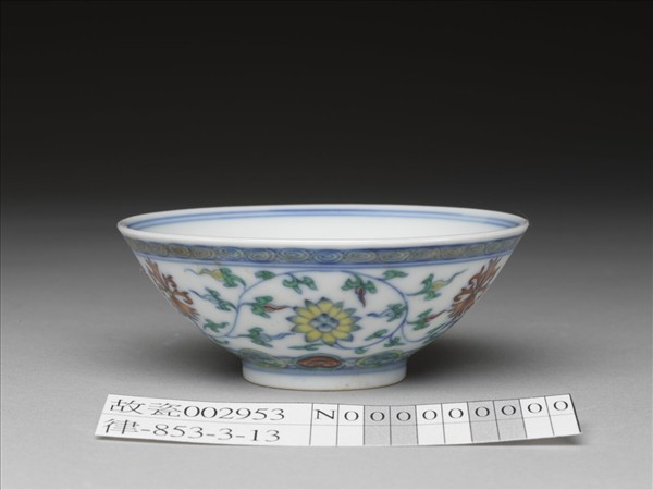 鬥彩纏枝花卉紋杯