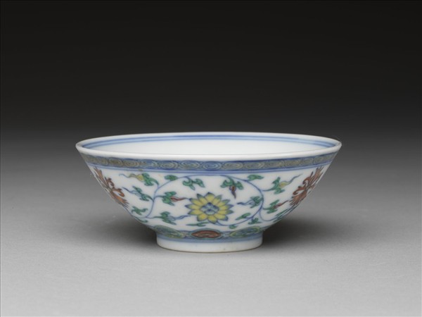 鬥彩纏枝花卉紋杯