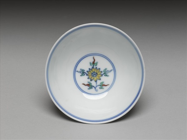 鬥彩纏枝花卉紋杯