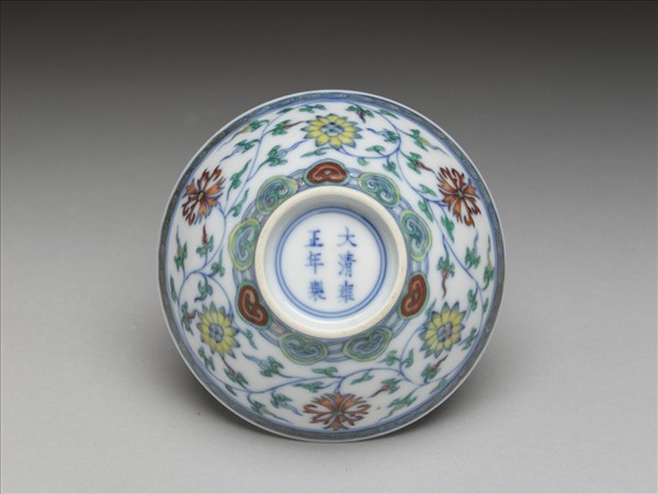 鬥彩纏枝花卉紋杯