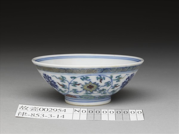 鬥彩纏枝花卉紋杯