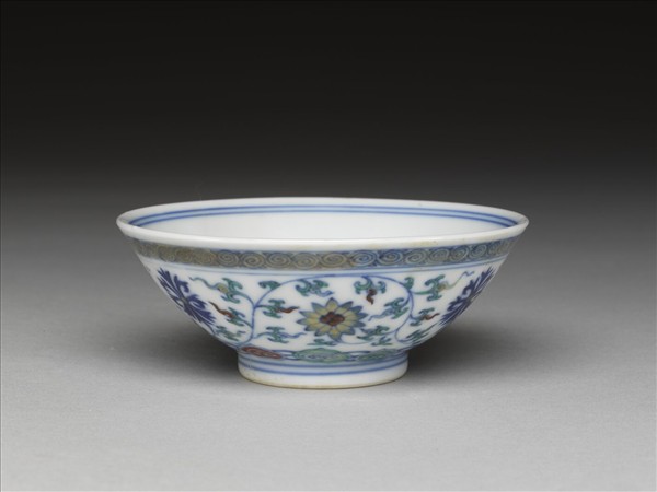 鬥彩纏枝花卉紋杯