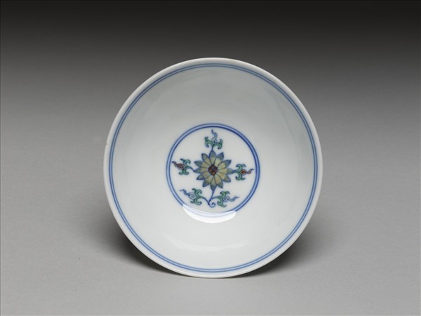 鬥彩纏枝花卉紋杯