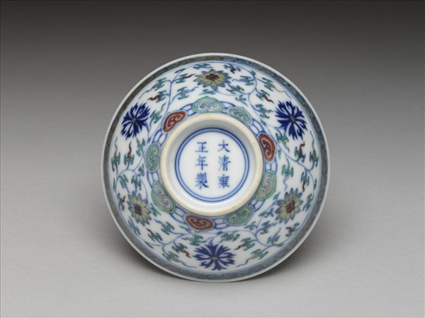 鬥彩纏枝花卉紋杯