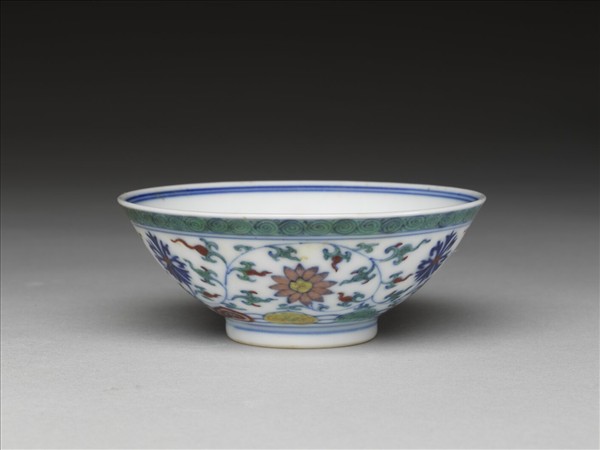 鬥彩纏枝花卉紋杯