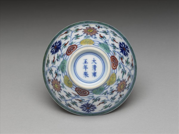 鬥彩纏枝花卉紋杯