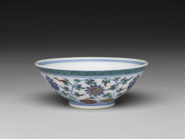 鬥彩纏枝花卉紋杯