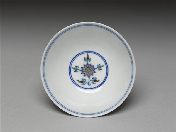 鬥彩纏枝花卉紋杯