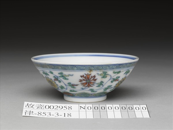 鬥彩纏枝花卉紋杯