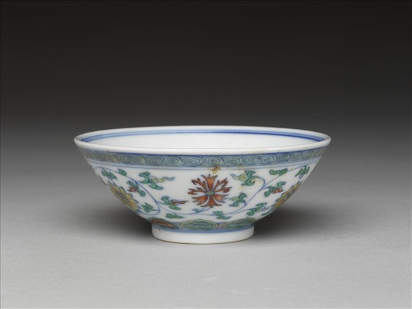 鬥彩纏枝花卉紋杯