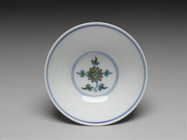 鬥彩纏枝花卉紋杯