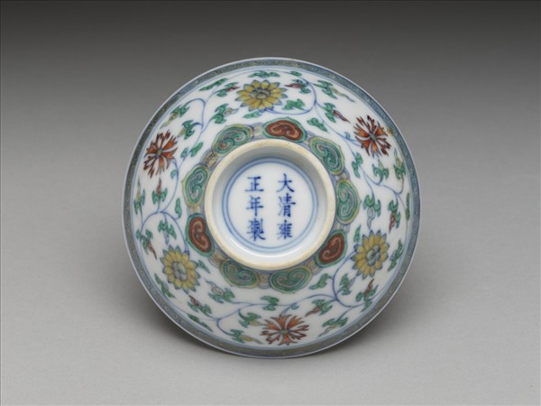 鬥彩纏枝花卉紋杯