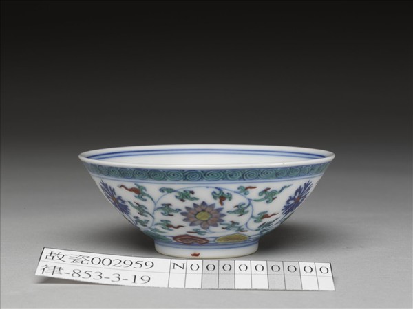 鬥彩纏枝花卉紋杯