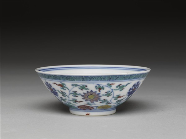 鬥彩纏枝花卉紋杯