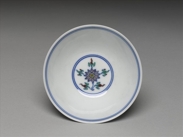 鬥彩纏枝花卉紋杯