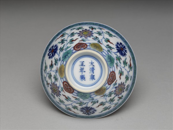 鬥彩纏枝花卉紋杯