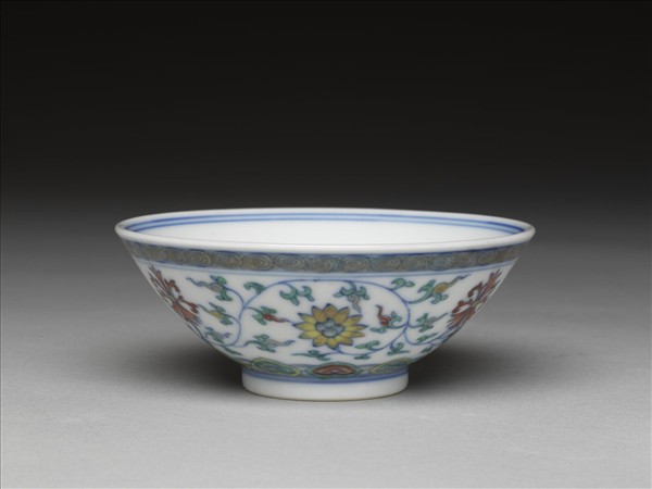 鬥彩纏枝花卉紋杯