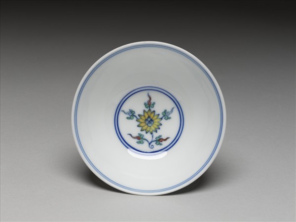 鬥彩纏枝花卉紋杯