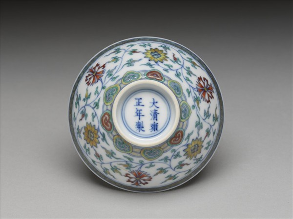 鬥彩纏枝花卉紋杯