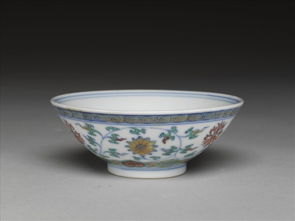 鬥彩纏枝花卉紋杯