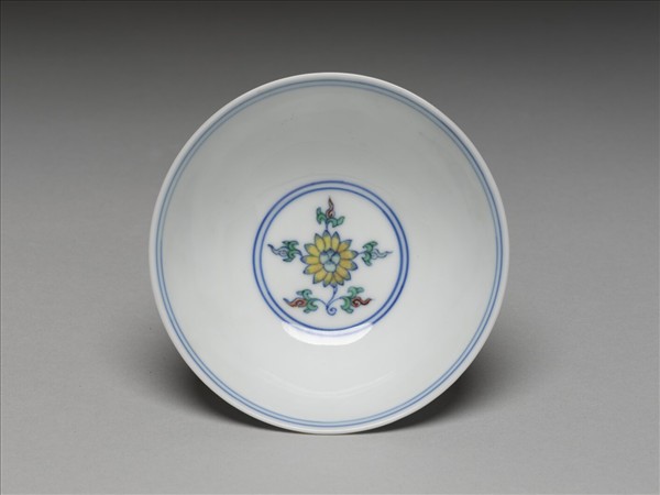 鬥彩纏枝花卉紋杯