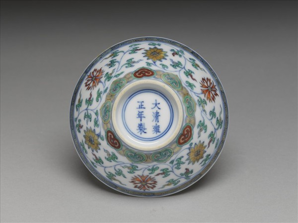 鬥彩纏枝花卉紋杯