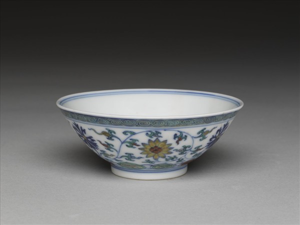 鬥彩纏枝花卉紋杯