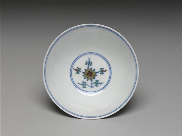 鬥彩纏枝花卉紋杯