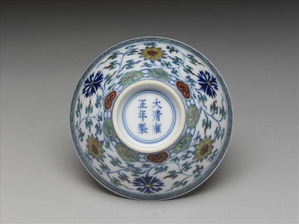 鬥彩纏枝花卉紋杯