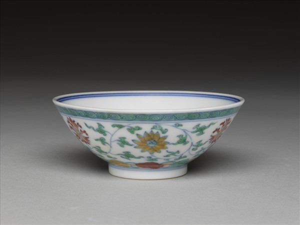 鬥彩纏枝花卉紋杯