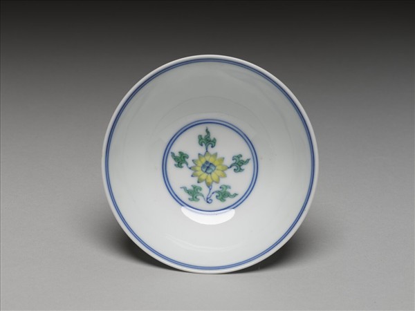 鬥彩纏枝花卉紋杯